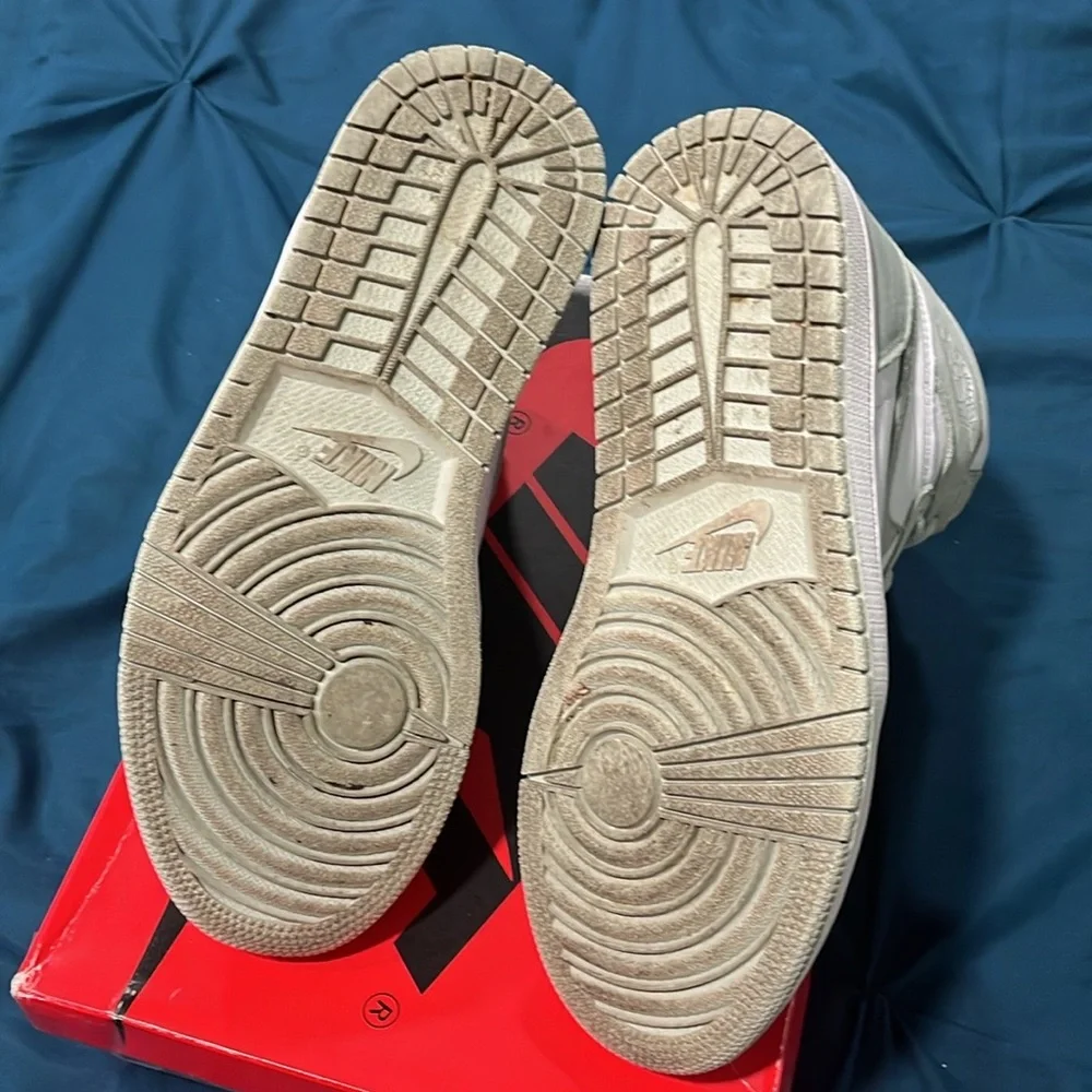 Jordan 1 high seafoam.   M7.5 / W9